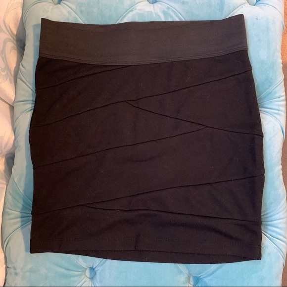 🌸2/$25- Guess Mini Skirt - Picture 1 of 2